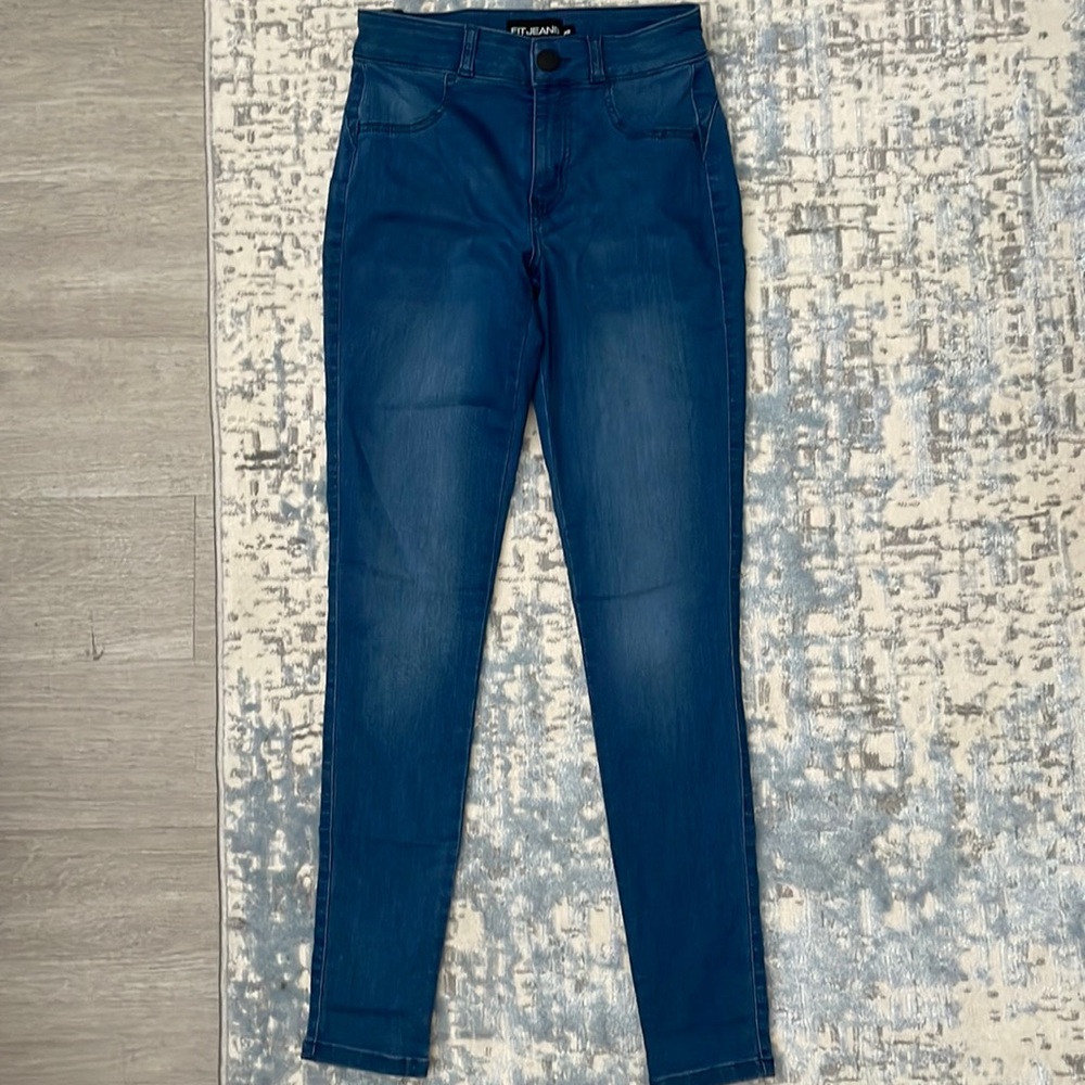 Fit jeans NEW WITH TAGS- CONTOUR V2 HIGH WAISTED
- AZURE BLUE